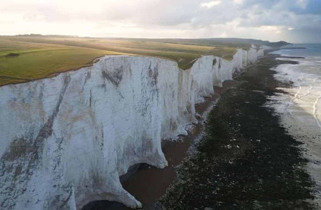 Situado entre o sul da Inglaterra e o norte da França, tem profundidade média de 120 metros, com áreas rasas próximas ao Estreito de Dover. A geografia costeira é marcada por falésias brancas, praias e portos estratégicos. A região apresenta forte influência das marés e correntes marítimas, tornando a navegação desafiadora. É considerado, portanto, uma das áreas mais densamente navegadas do planeta.