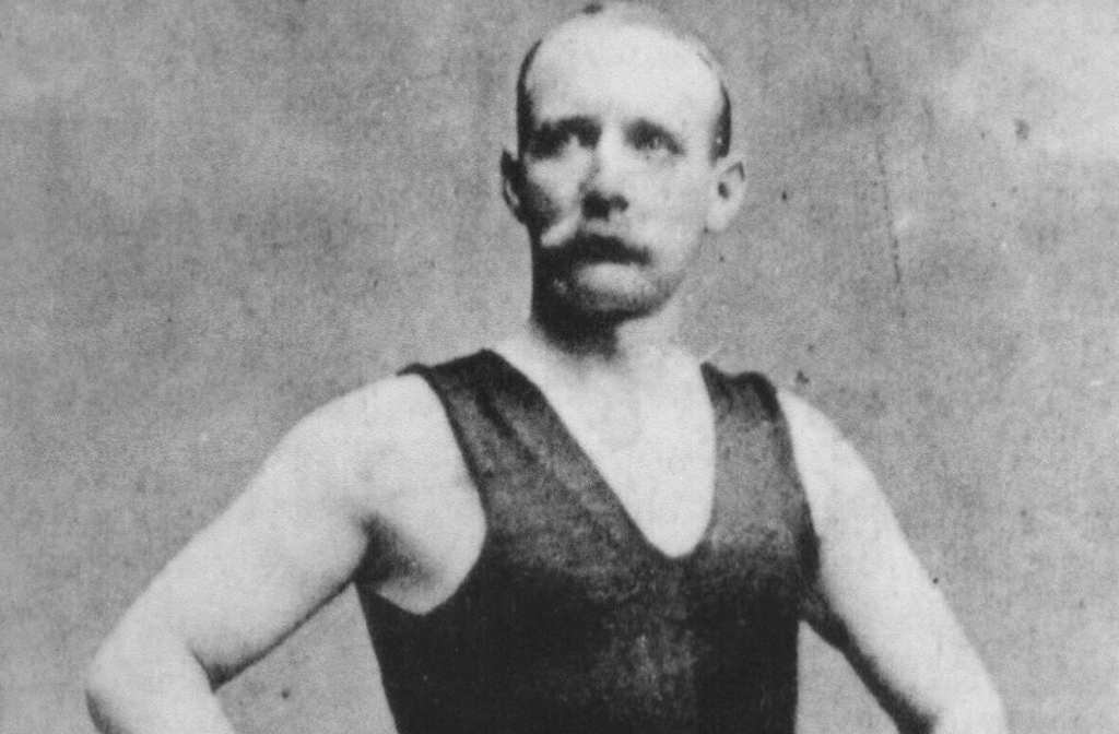 Em 1875, o marinheiro inglês Matthew Webb tornou-se o primeiro homem a atravessar o Canal da Mancha a nado. Ele percorreu cerca de 34 quilômetros entre Dover e Calais em pouco menos de 22 horas, feito considerado heroico e que inspirou gerações de nadadores. Desde então, o canal tornou-se desafio esportivo internacional, e a travessia a nado um símbolo de resistência física e mental.