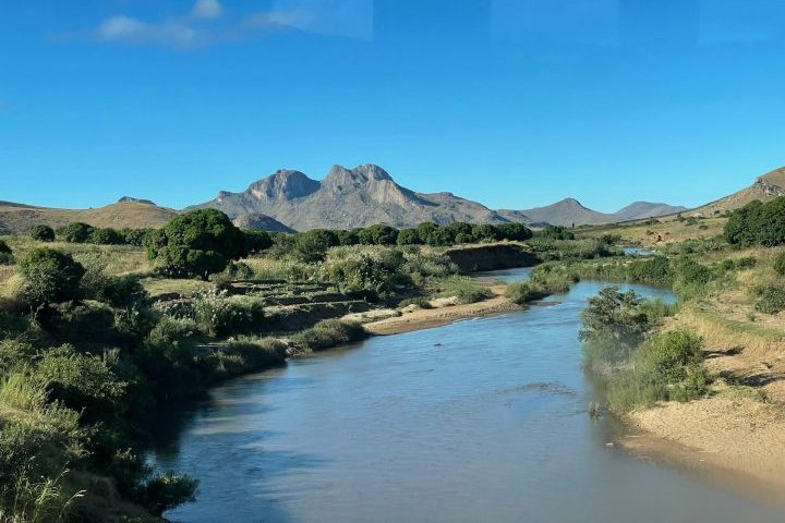 Em termos turísticos, a ilha oferece experiências únicas para aventureiros, incluindo trilhas e trekking em Parques Nacionais como Andasibe-Mantadia e a Reserva Ankarana. 