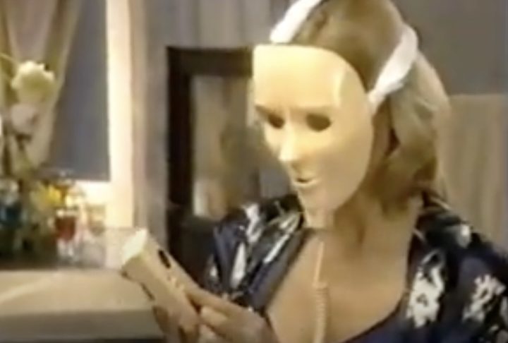 Apesar da propaganda com a atriz Linda Evans, usuários relataram dor, vermelhidão e desconforto. A máscara nunca teve eficácia comprovada nem aprovação da FDA, e seu visual assustador só reforçou sua má reputação.