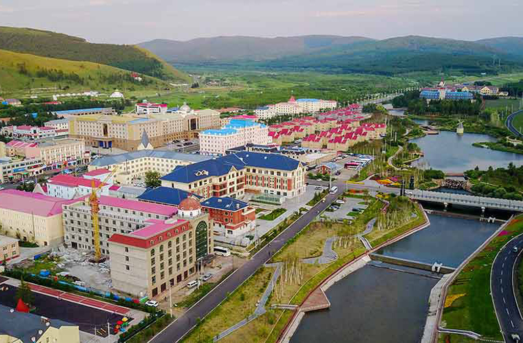 A Mongólia Interior abriga aproximadamente 25 milhões de pessoas, resultado das políticas de urbanização da China e da presença de diferentes grupos étnicos. Suas cidades são grandes e modernas, com infraestrutura avançada e forte diversidade cultural.