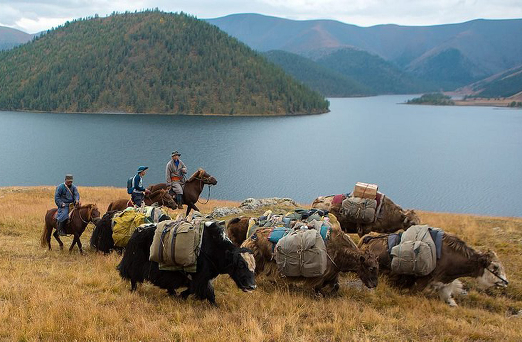 Na Mongólia independente, a vida rural ainda é predominante, com forte ligação à criação de animais e à natureza. Já na Mongólia Interior, o processo de urbanização transformou a região em um espaço de grandes centros urbanos e desenvolvimento tecnológico.