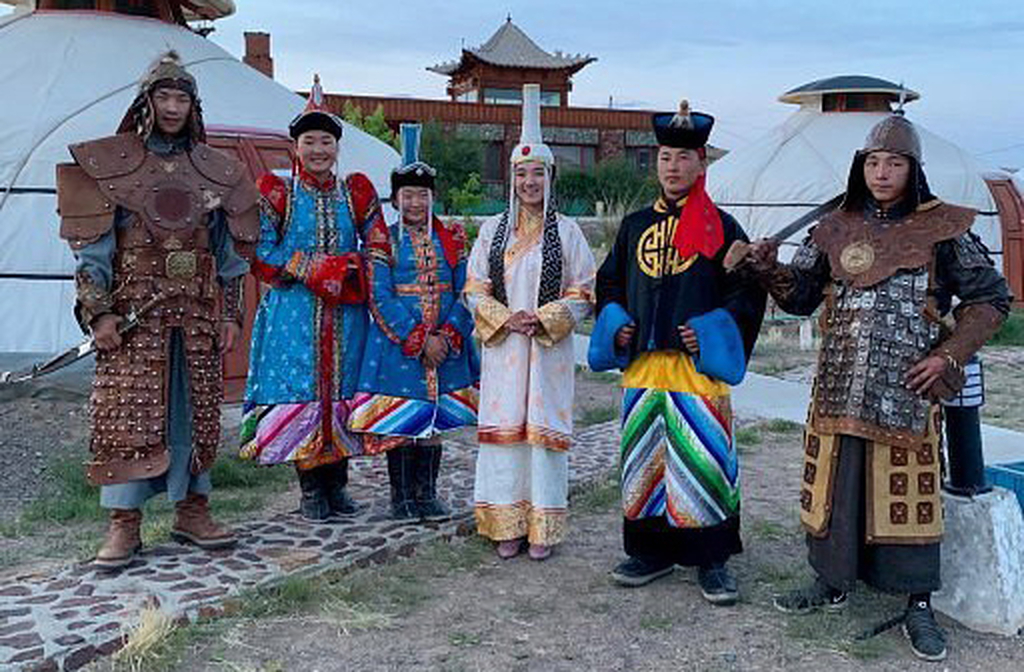 Na Mongólia independente, há grande valorização da identidade nacional e da herança histórica de Gêngis Khan. Já na Mongólia Interior, a convivência étnica é orientada pelas normas chinesas, resultando em uma identidade mais híbrida e integrada ao contexto da China moderna.