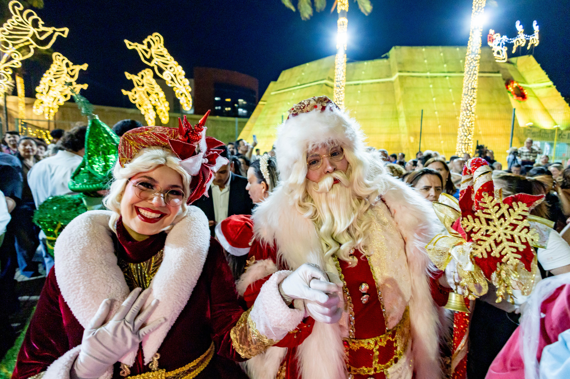 ￼CERIMÔNIA também contou com Papai e Mamães Noel (Foto: FCO FONTENELE)