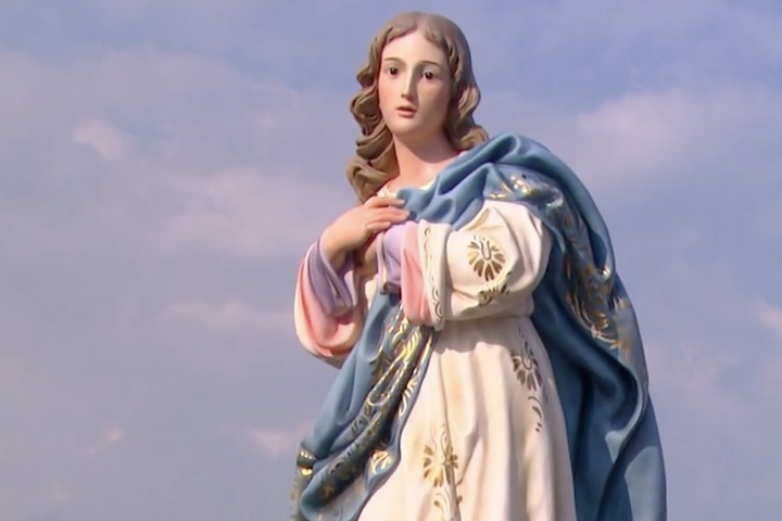 Nesse dia, a comunidade católica comemora o Dia da Imaculada Conceição, santa da qual ela é devota.  