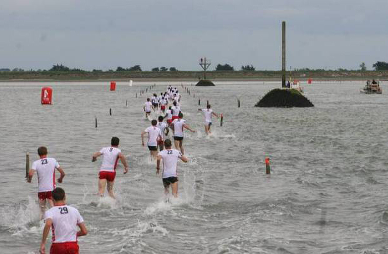 Eventos esportivos já foram realizados na Passagem do Gois. Corridas e maratonas aproveitam a maré baixa para transformar o caminho em pista. O contraste entre atletas e o oceano cria imagens memoráveis, servindo de palco natural para desafios humanos.