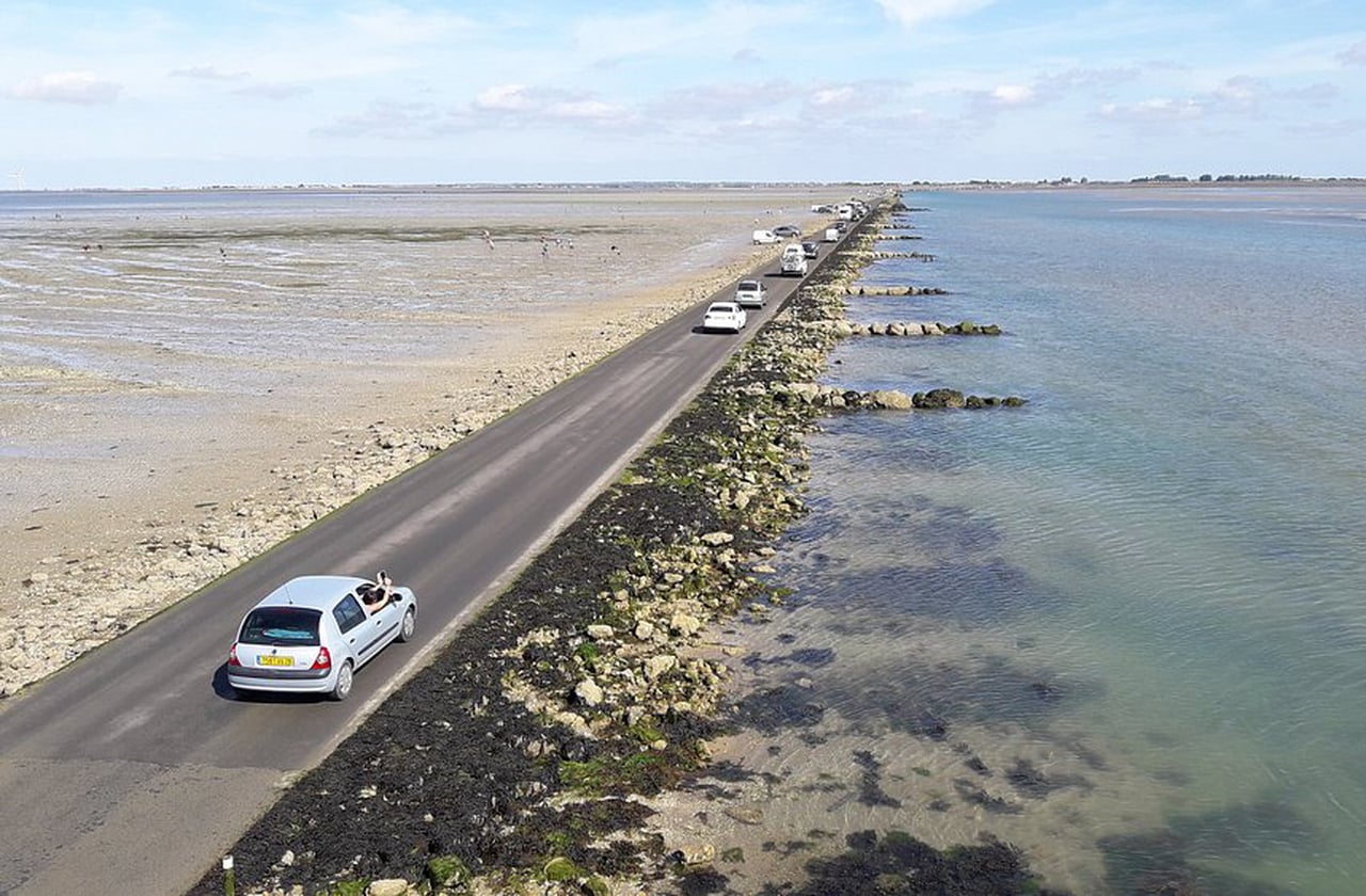 A Passagem do Gois, na França, conecta a Ilha de Noirmoutier ao continente embora desapareça sob as águas duas vezes por dia. Durante a maré baixa, revela-se como um caminho estreito e histórico, mas quando a maré sobe, fica submersa por até quatro metros de água. É um espetáculo natural que une engenho humano e força da natureza.


