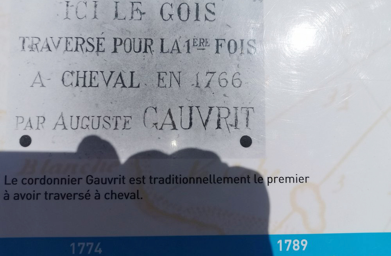 A Passagem do Gois é usada há séculos pelos habitantes locais. Antes da construção de pontes modernas, era a única ligação entre Noirmoutier e o continente, no caso a costa oeste francesa. Pescadores, comerciantes e viajantes dependiam desse caminho para sobreviver.