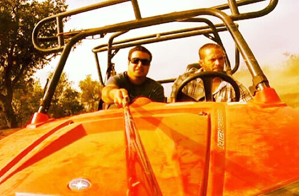 “Se algum dia a velocidade me matar, não chore porque eu estava sorrindo”. Essa frase, atribuída a Paul Walker, se tornou um símbolo eterno de sua paixão pela velocidade, pelos carros e pela liberdade que ele encontrava ao viver intensamente. 