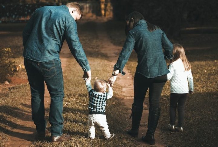 O estudo também revela que ter filhos é percebido como muito caro e exige grande segurança financeira, algo difícil de alcançar. 