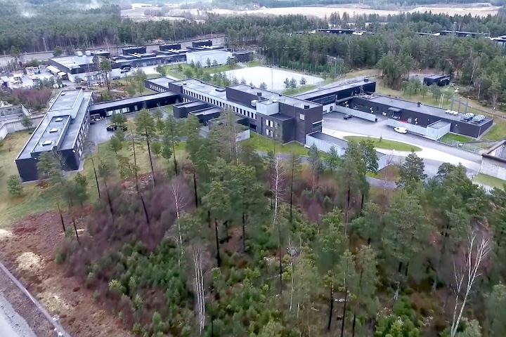 Inserido em uma área de 30 hectares cercada por vegetação, o complexo é delimitado por um muro de seis metros parcialmente escondido pelo verde. 