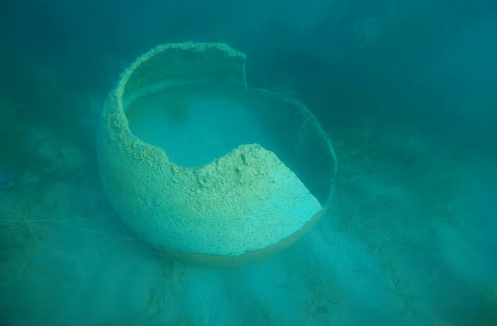 Além das estruturas, foram identificados objetos raros que ajudam a compreender práticas culturais e econômicas, de modo que cada artefato é peça-chave para reconstruir a vida medieval. O lago, em sua função, trabalha como uma cápsula do tempo natural.