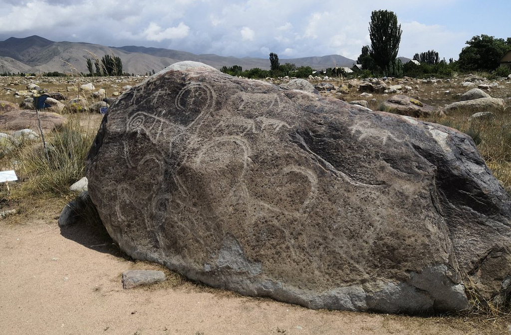 Outra equipe concentrou-se nos petróglifos próximos à vila de Ornok, na margem norte, e daí foram criados ortofotomapas e modelos fotogramétricos detalhados. Um Sistema de Informação Geográfica reuniu todos os dados coletados, o que servirá para que esse acervo digital seja fundamental para conservação e estudos posteriores.