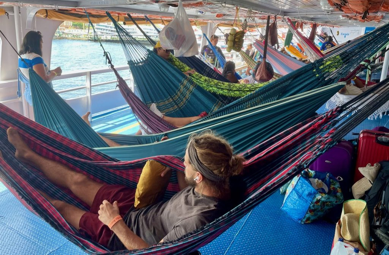 O uso da rede não se limita ao lar: em barcos e embarcações fluviais, ela é indispensável para viagens longas, permitindo descanso seguro e confortável em movimento.