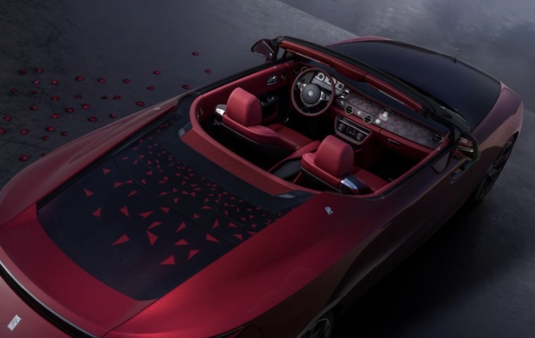 O La Rose Noire Droptail foi criado como uma obra automotiva de luxo extremo, inspirado na raríssima rosa Black Baccara. O interior tem um mosaico artesanal composto de mais de 1.600 fragmentos de madeira, resultado de um trabalho que levou anos para ser aperfeiçoado.