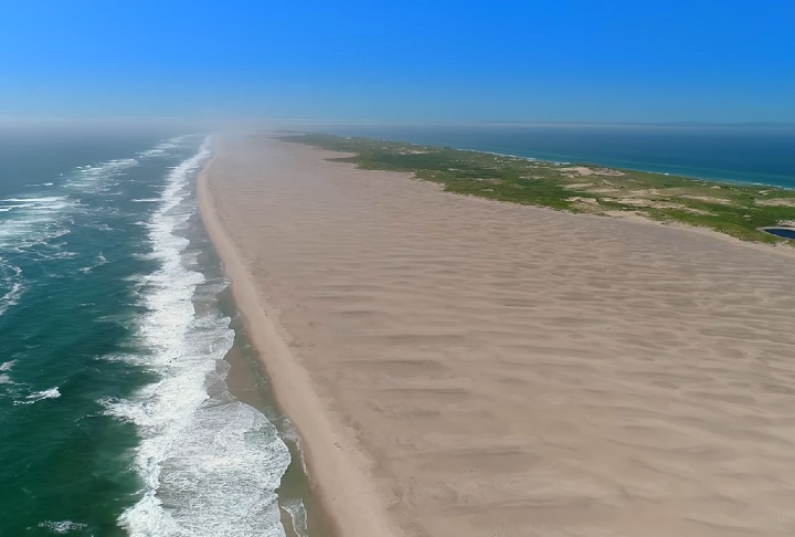 Trata-se da Ilha Sable, território de apenas 34 km², com cerca de 42 km de comprimento por 1,5 km de largura. 