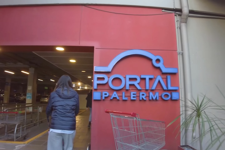 Trata-se do Shopping Portal Palermo, que fica em uma das áreas mais valorizadas de Palermo. 
