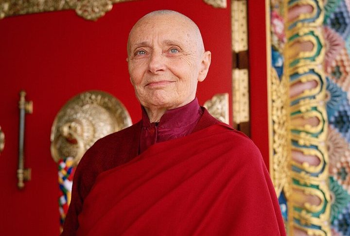 Um exemplo bem conhecido é o da britânica Tenzin Palmo, que passou 12 anos reclusa em uma caverna no Himalaia.