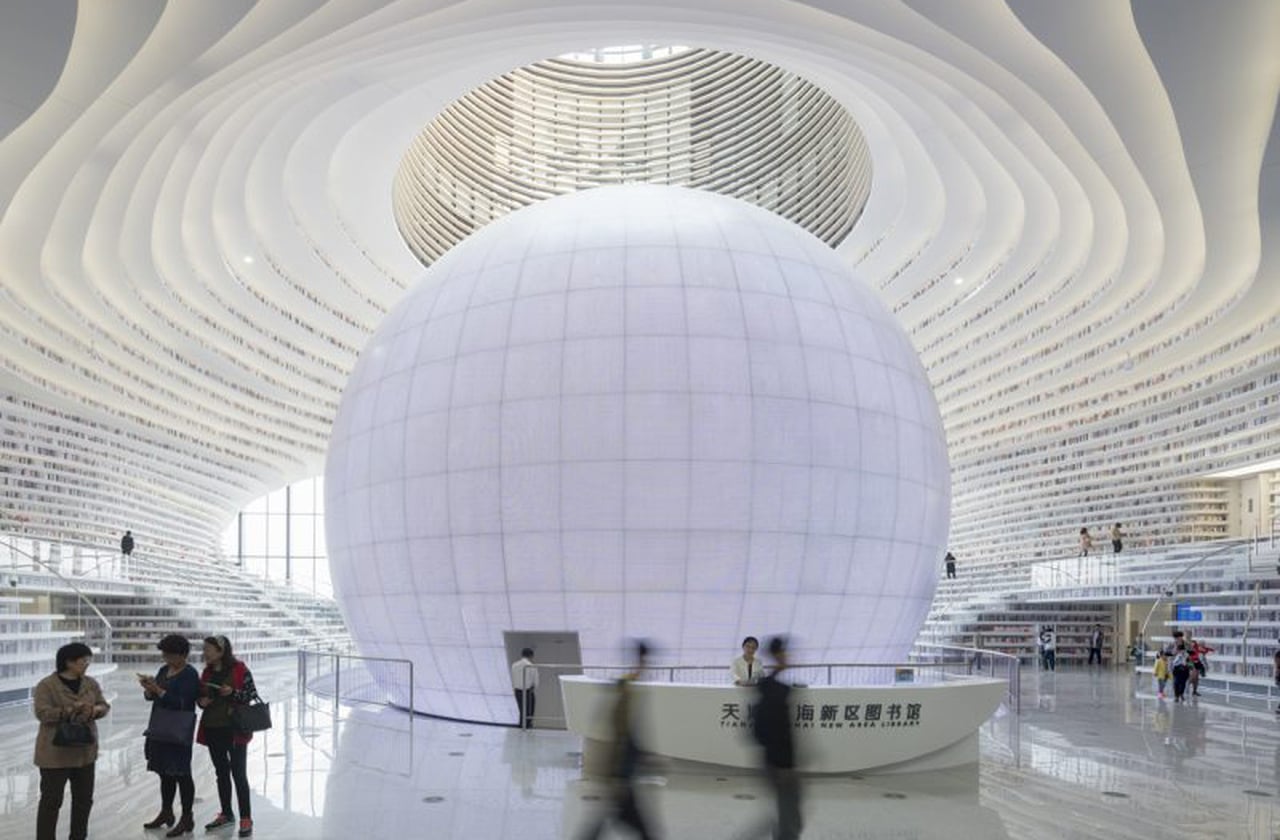 O imenso globo central parece vigiar o conhecimento, metáfora de sabedoria que tudo vê e conecta. Ali, passado e futuro se encontram em silêncio, com o olho como guardião da imaginação coletiva.