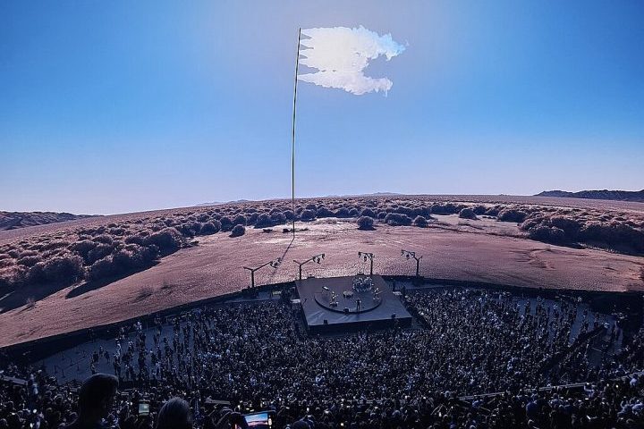 Por dentro, a experiência é ainda mais impactante. A tela de LED de 15 mil metros quadrados é considerada a maior e mais alta do mundo. 