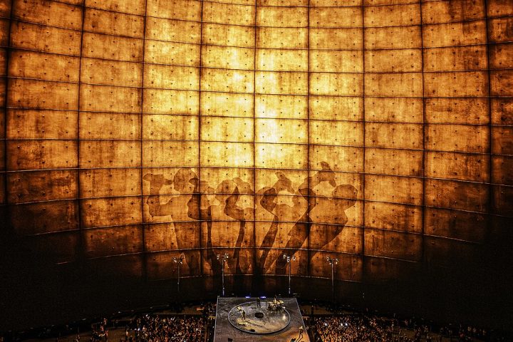A tela proporciona um ambiente visual imersivo que transporta a audiência para vários tipos de cenários.