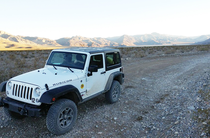 Chegar à Racetrack Playa não é simples. O caminho exige veículos 4 por 4 e experiência em trilhas desérticas. A estrada é longa, pedregosa e sem serviços próximos, tornando a visita uma aventura. Por isso, apenas os mais determinados conseguem testemunhar o local. Essa dificuldade preserva a área de grandes multidões e mantém seu caráter selvagem.