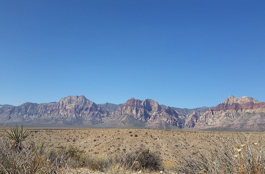 O Vale da Morte, localizado na Califórnia e parte do Deserto de Mojave, é um dos lugares mais extremos e fascinantes dos Estados Unidos. Conhecido por temperaturas escaldantes que já ultrapassaram os 56 graus, guarda paisagens deslumbrantes de dunas, montanhas coloridas e planícies salinas. A combinação de beleza árida e enigmas científicos faz de lá um destino único no planeta.