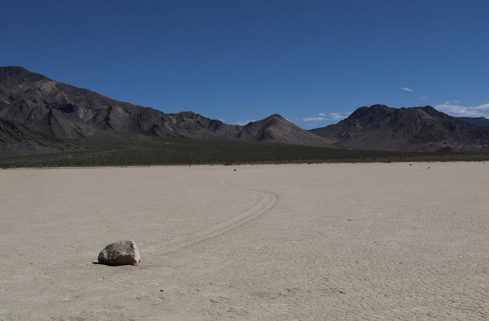 Os rastros deixados pelas pedras são longos sulcos que podem se estender por centenas de metros. Alguns são retos, outros curvos, e às vezes se cruzam, criando padrões intrigantes. Esses desenhos permanecem visíveis por anos, até que chuvas ou ventos os apaguem. Para os visitantes, caminhar pela Racetrack Playa é como explorar uma galeria de arte natural. Cada rastro conta uma história.