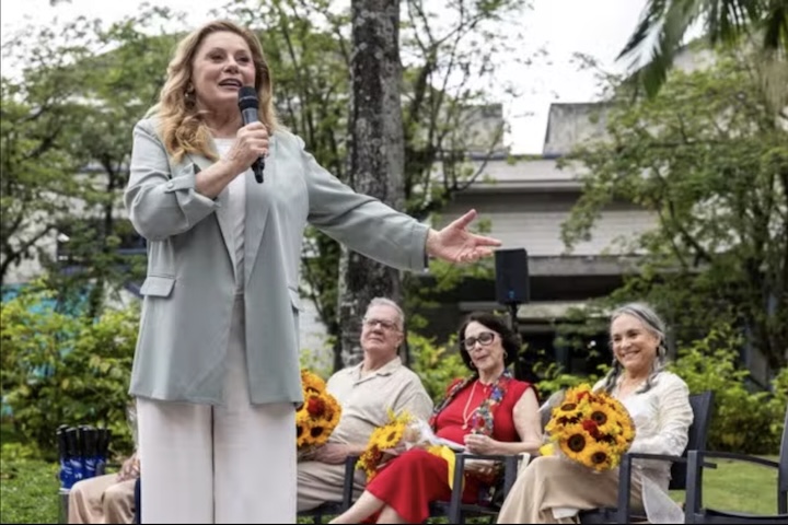 Já Vera Fischer disse que se sente a caçulinha diante dos outros homenageados: Estou emocionada, porque diante dessa galeria de pessoas que vieram antes de mim, que fizeram coisas tão fantásticas, que me ensinaram [...].