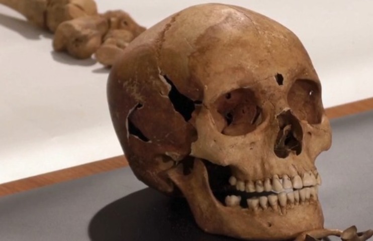 Elas eram mantidas presas porque acreditava-se que poderiam retornar do mundo dos mortos.