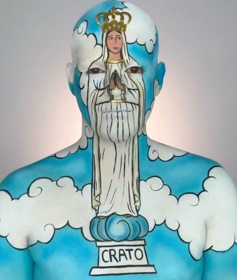 Um artista caririense ganhou destaque na internet ao homenagear Nossa Senhora de Fátima ilustrando no próprio corpo a imagem da santa.  