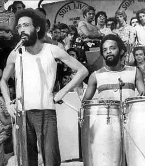 Ao longo da carreira, Jards Macalé cultivou colaborações decisivas que ajudaram a moldar sua trajetória singular. Entre seus parceiros emblemáticos estiveram José Carlos Capinam, Waly Salomão, Torquato Neto e Naná Vasconcelos.
