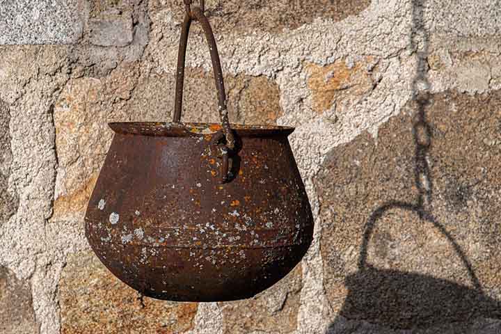 Ao rasparem resíduos de massa do interior dos caldeirões, que têm aproximadamente 2.750 anos, arqueólogos descobriram que os recipientes já foram usados para coletar o sangue de ruminantes. Animais como ovelhas e cabras, assim como o leite de iaques selvagens.