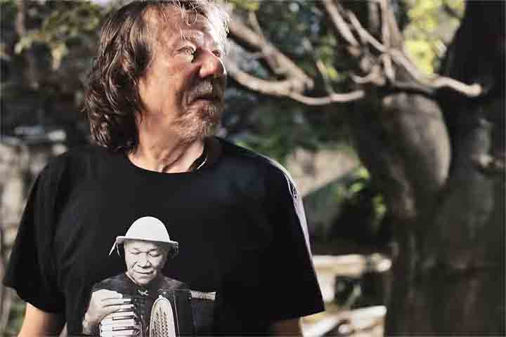 O disco reúne 11 faixas inéditas e marca uma volta ao estúdio depois de um longo hiato desde seu álbum anterior, “Carbono”, de 2015. 
