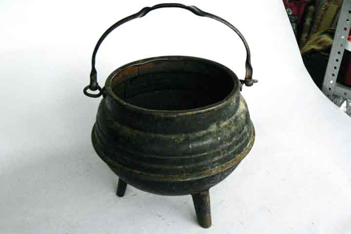 A equipe de investigação liderada por Shevan Wilkin, da Universidade de Basileia, realizou também extensas análises de proteínas em dois caldeirões de metal que foram descobertos em 2019 por pastores no norte da Mongólia, juntamente com outros artefatos. 