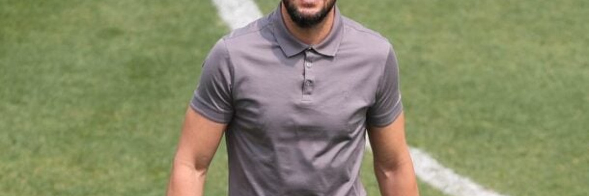 Ex-zagueiro lembra momentos marcantes, fala sobre o Mundial contra o Barcelona e lamenta a crise que atinge a base e a gestão santista