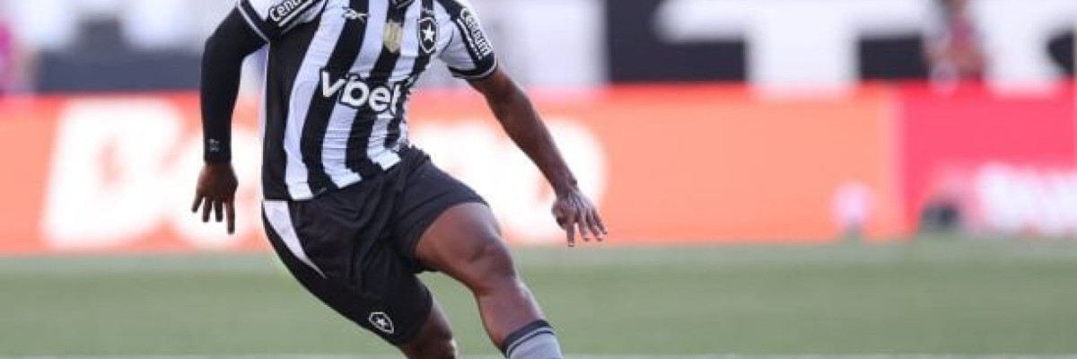 Alvinegro vai tentar manter lateral-esquerdo para temporada 2026, mas precisa convencer Nottingham Forest, da Inglaterra