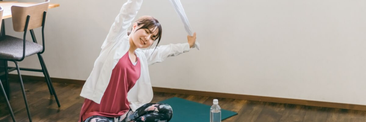 Pilates nas férias: 3 exercícios simples com miniband e toalha