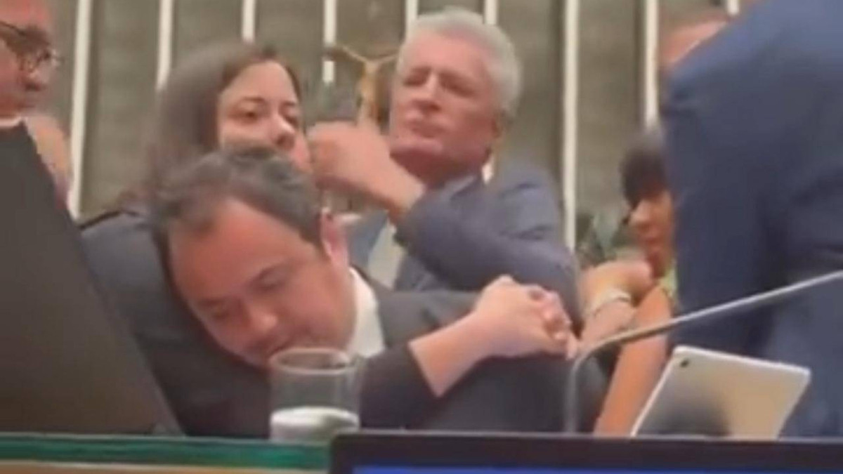 O deputado federal Glauber Braga sentou na cadeira do presidente da Câmara, Hugo Motta, e foi retirado à força da Mesa Diretora