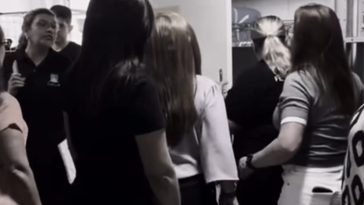 Imagem das cenas do vídeo divulgado pelo Coren-CE. Riane expulsou a enfermeira e rasgou os ofícios de interdição ética aplicados nos setores do Hospital Frotinha da Messejana