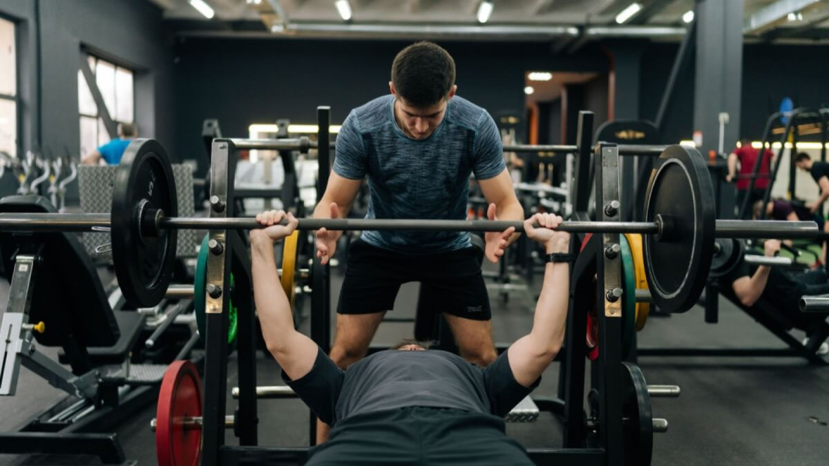 Pegada suicida: entenda os riscos do treino de supino inadequado