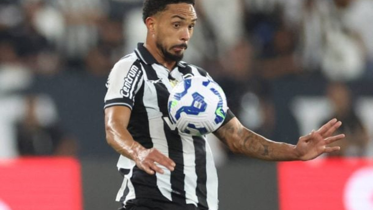 Lateral-direito foi o recordista de jogos pelo Glorioso em 2025 e ainda ganhou oportunidade de vestir a camisa da Seleção Brasileira