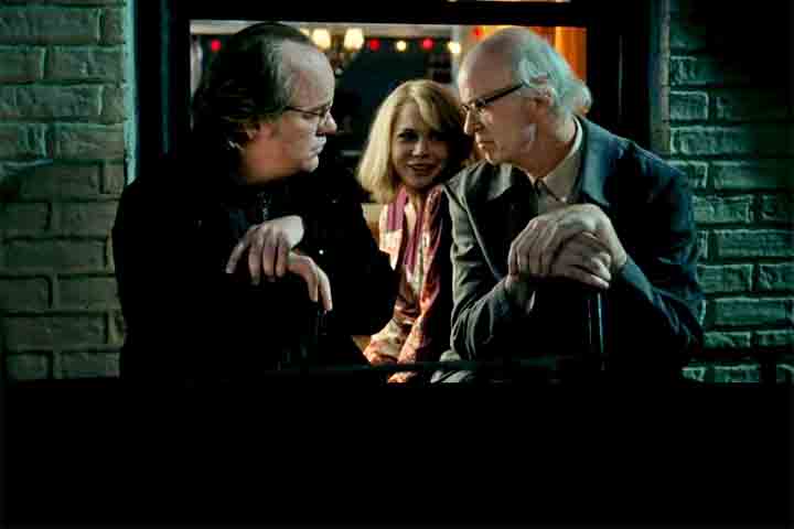 Com uma narrativa não convencional, o longa utiliza a sinédoque, uma figura de linguagem onde uma parte representa o todo. O uso é de forma criativa para refletir a confusão e complexidade da vida do protagonista. 