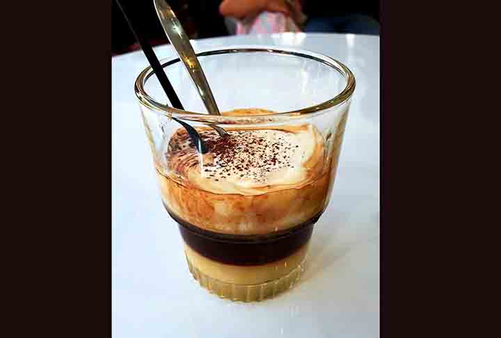 O Ca Phe Muoi é uma combinação de café vietnamita com leite condensado e uma camada de creme salgado. Pode ser servido quente ou gelado. Os criadores ressaltam que o amargor do café é atenuado pela doçura do leite condensado, num equilíbrio que surpreende. 