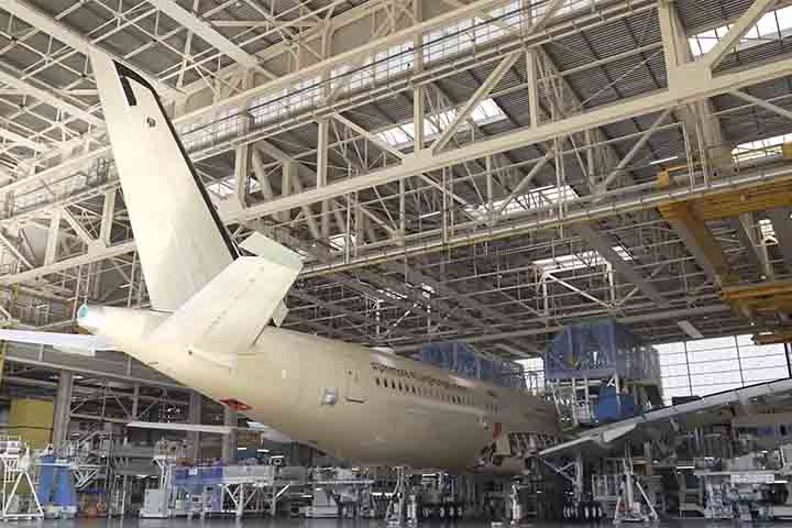 A companhia australiana encomendou 12 unidades e divulgou imagens do primeiro avião, cuja montagem final ocorre em Toulouse, na França.