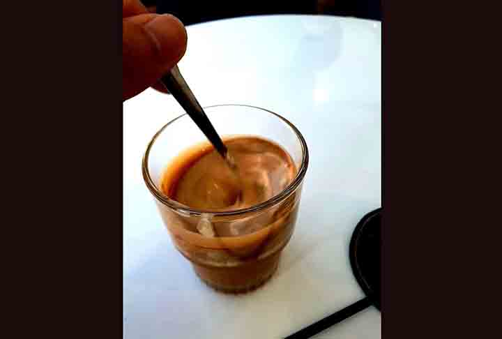 Além do café com sal, os vietnamitas fazem outras misturas com o café tradicional:  café com ovo (ca phe trung), café com coco (ca phe cot dua),  café batido com frutas (sinh to ca phe) e  café com iogurte (sua chua ca phe).