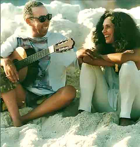 “Vapor Barato”, composição que Macalé fez em parceria com o poeta baiano Waly Salomão, foi sucesso na voz de Gal Costa, no início dos anos 1970, e regravada em décadas mais recentes por nomes como Zeca Baleiro, Daniela Mercury, Marina Senna e o grupo O Rappa. Ela também faz parte da trilha sonora do filme “Terra Estrangeira”, de Daniela Thomas e Walter Salles. 