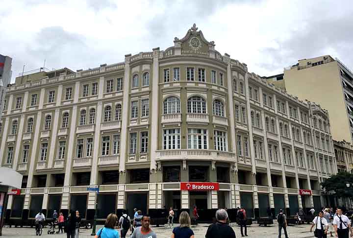 Famoso pelo Natal na Avenida, o Palácio Avenida, um dos primeiros edifícios da cidade, foi inaugurado em 1929 e construído pelo imigrante sírio-libanês Feres Merhy.