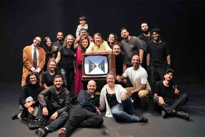 O artista descreveu o projeto como “um filme para se ouvir e um disco para se ver”, indicando que a obra busca envolver o público tanto pela música quanto pela imagem e narrativa.
