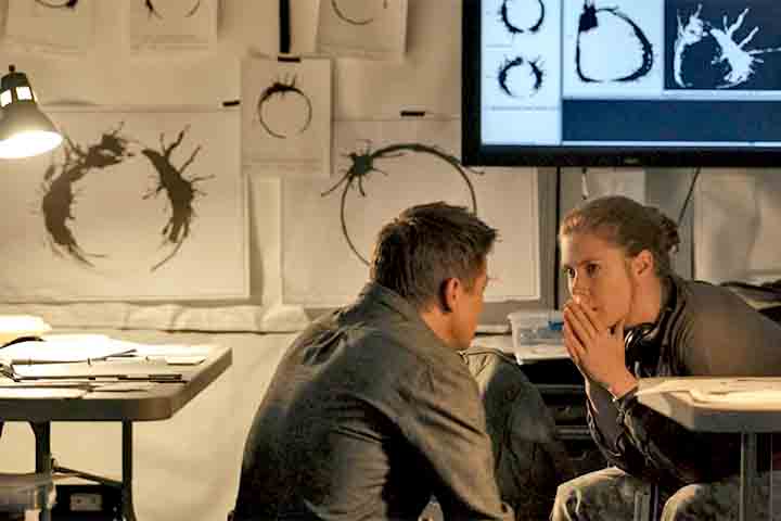 A Chegada, de 2016, é considerado um filme inteligente e reflexivo. Ele aborda temas complexos como linguagem, comunicação, percepção do tempo e o impacto da linguagem na nossa forma de pensar e interagir com o mundo. 